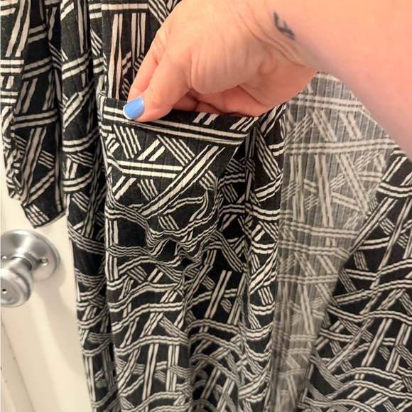LuLaRoe Black and White Geometric Kimono - Picture 4 of 5